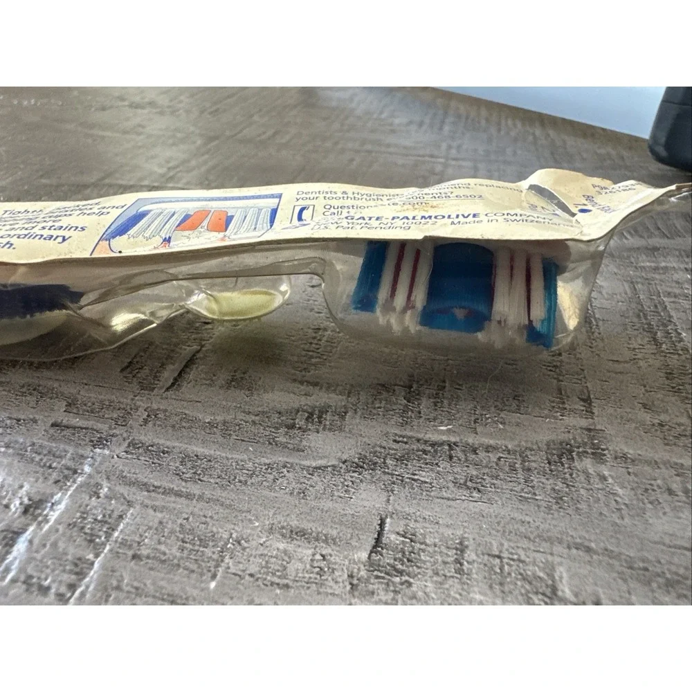 Colgate Toothbrush Lot Vintage‎ & Promo 360 Soft Travel Wisp Whitening Sealed